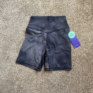 Kamo Fitness Ellyn 6” shorts- black tie dye